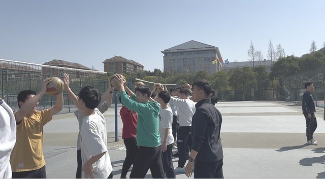 两位青年教师教态自然大方